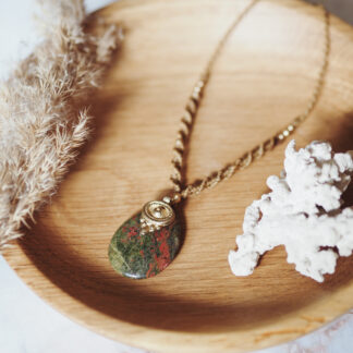 Naszyjnik z unakitem - miodowy sznurek