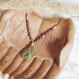 Naszyjnik z unakitem - na cynamonowym sznurku