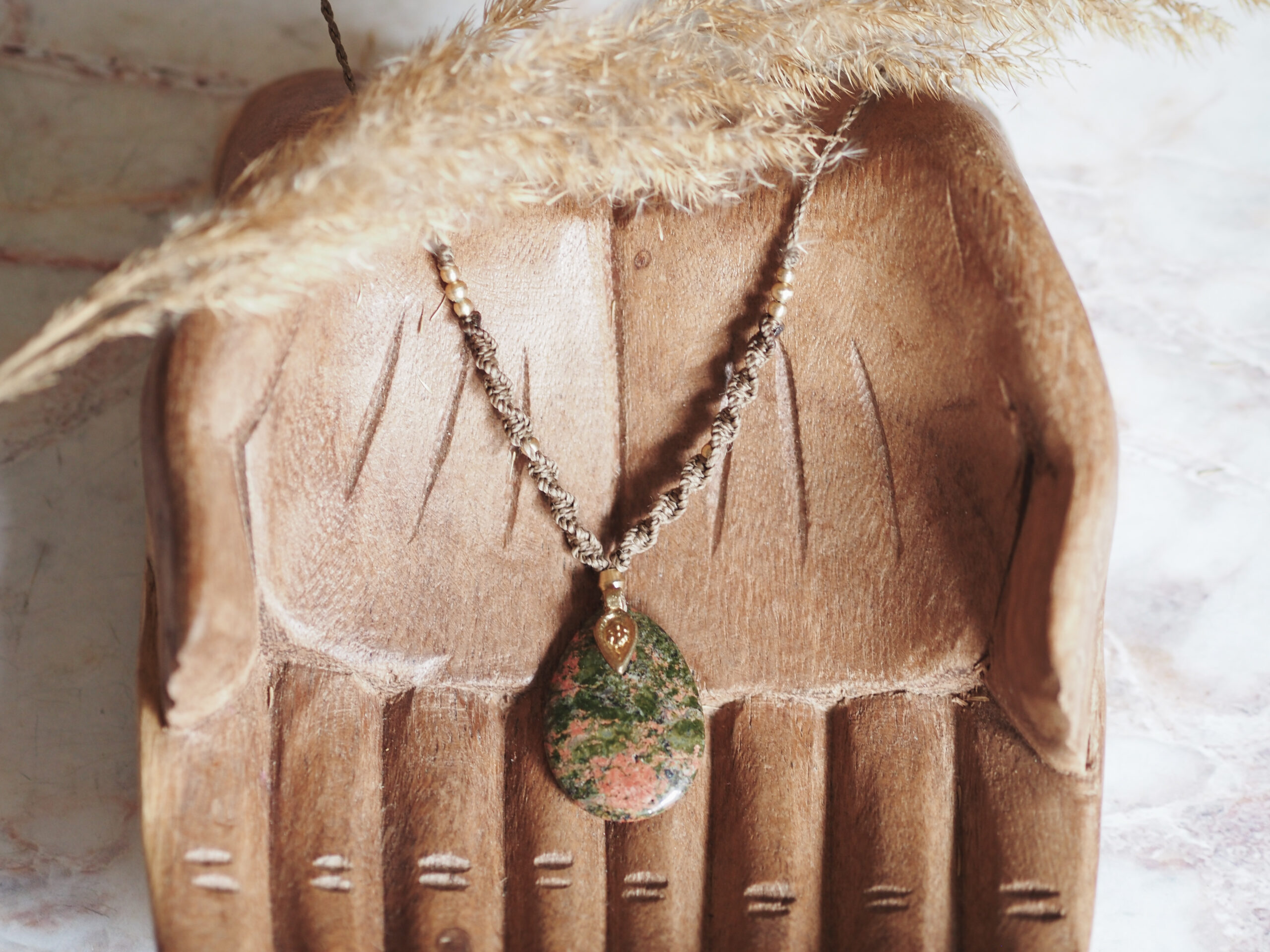 Naszyjnik z unakitem - sznurek taupe