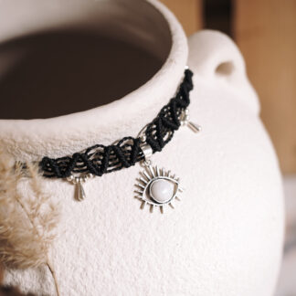 Czarny czoker z kamieniem księżycowym