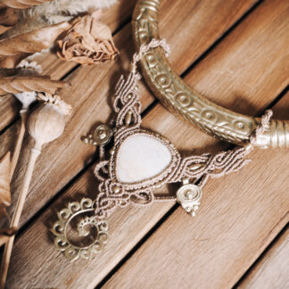 Kolia ze skamieniałym koralowcem