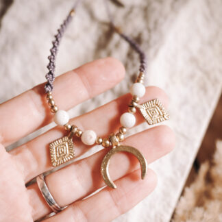 Naszyjnik z lunulą i mlecznym chryzoprazem