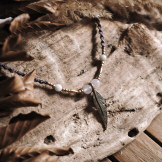 Naszyjnik z piórkiem, ametystem i chryzoprazem