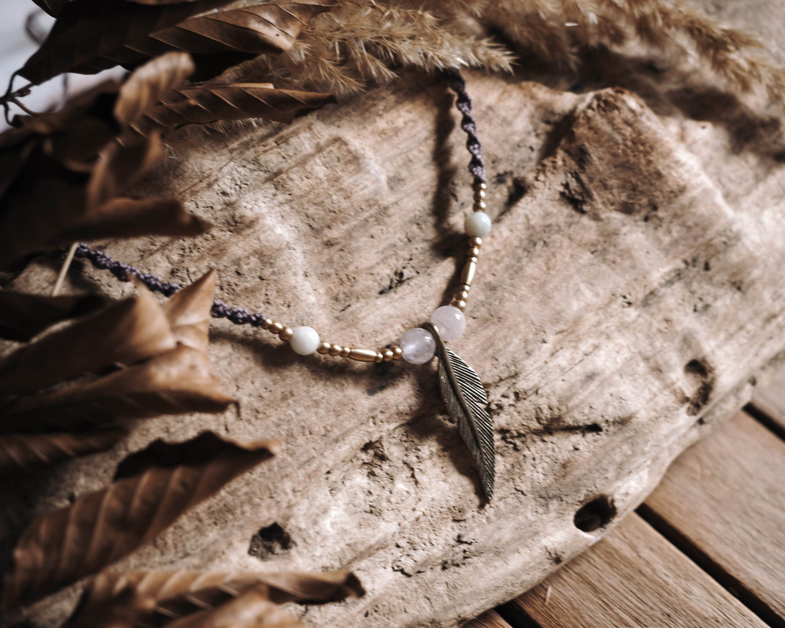 Naszyjnik z piórkiem, ametystem i chryzoprazem