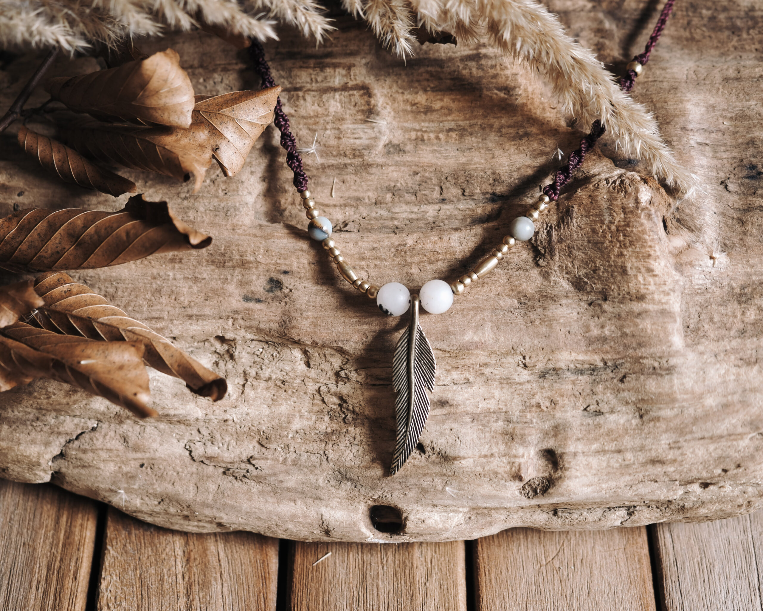 Naszyjnik z piórkiem, różowym opalem i chryzoprazem - obrazek 5