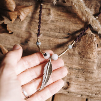 Naszyjnik z piórkiem, różowym opalem i chryzoprazem