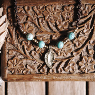 Naszyjnik z listkiem i chryzokolą