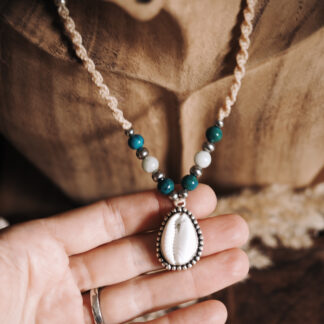 Naszyjnik z muszelką. Beż