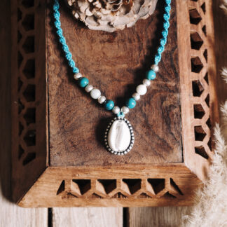 Naszyjnik z muszelką. Turkusowy