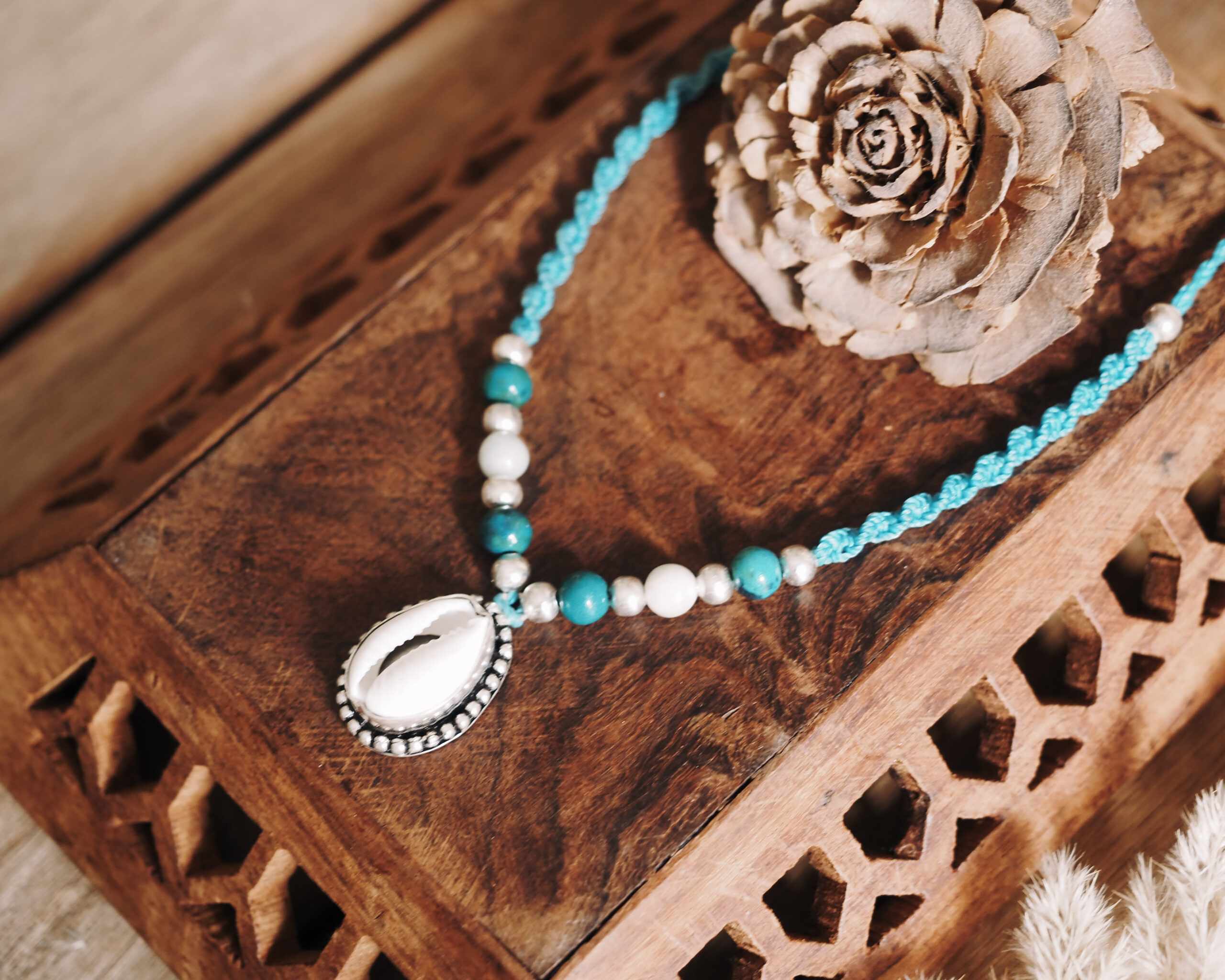 Naszyjnik z muszelką. Turkusowy - obrazek 2