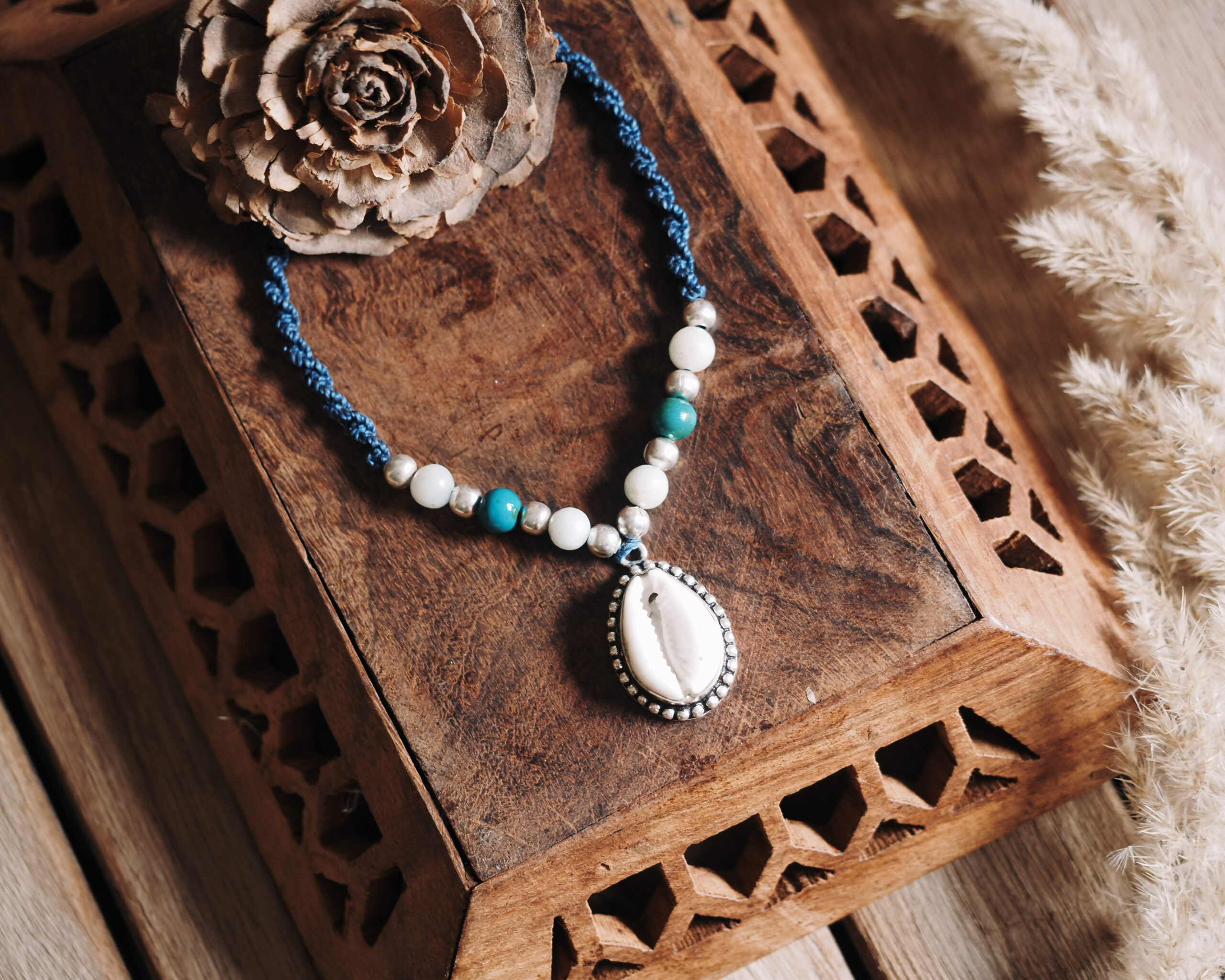 Naszyjnik z muszelką. Granatowy - obrazek 5