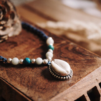 Naszyjnik z muszelką. Granatowy