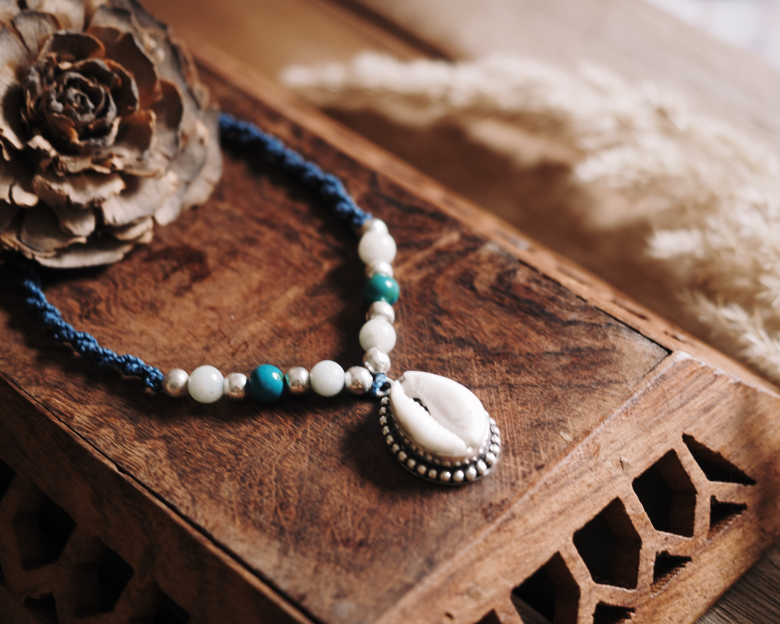 Naszyjnik z muszelką. Granatowy - obrazek 2